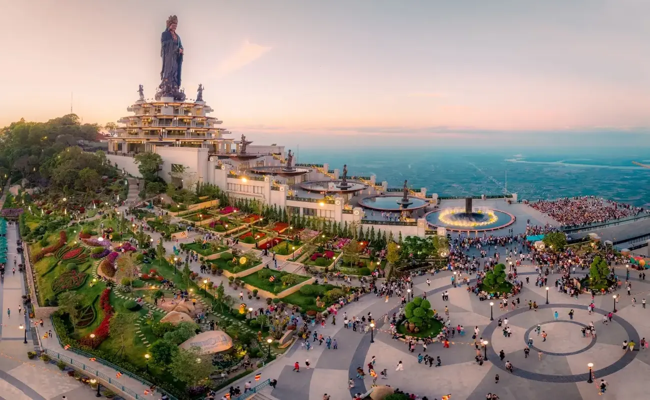 Toàn cảnh công trình Phật Bà Tây Bổ Đà Sơn với lượng khách tham quan đông đúc. Ảnh: Nguyễn Minh Tú