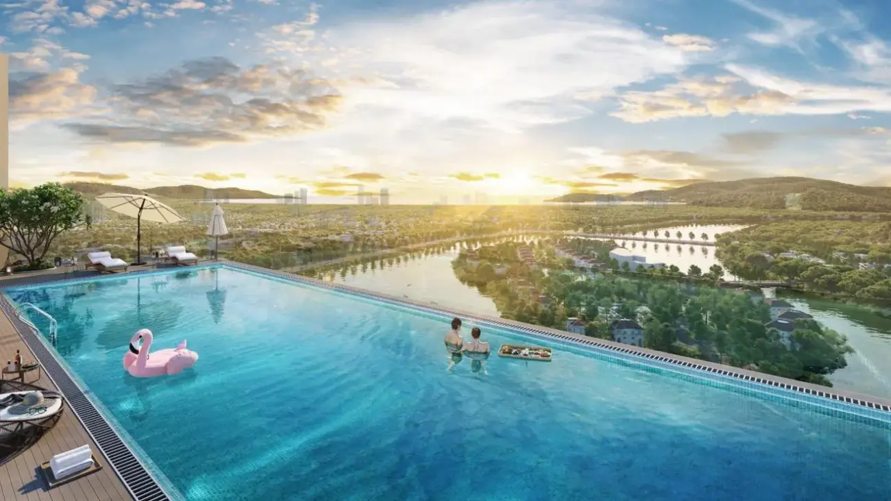 Hồ bơi tại The Charm với tầm nhìn tuyệt đẹp hướng ra sông và biển. Ảnh: Sun Group