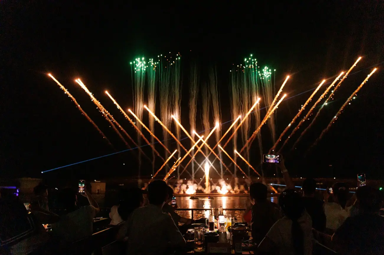 Màn trình diễn pháo hoa tại Thị trấn Hoàng Hôn, điểm nhấn trong chuỗi sự kiện tri ân của Sun Property. Ảnh: Ánh Dương
