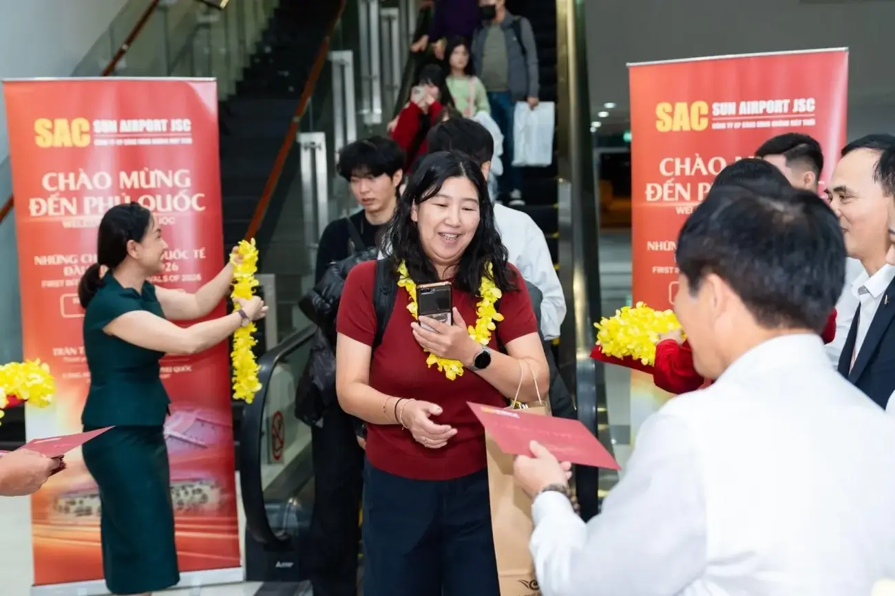 Đại diện Cảng hàng không quốc tế Phú Quốc trao quà chào đón những vị khách đầu tiên. Ảnh: Sun Group