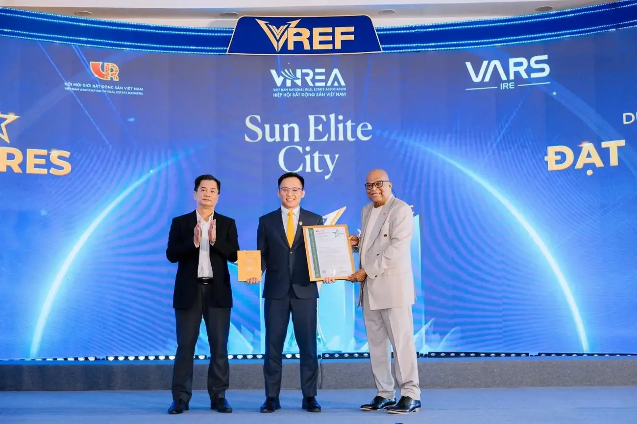 Đại diện Sun Property nhận chứng nhận VRES cho dự án Sun Elite City tại Diễn đàn Thị trường BĐS Việt Nam.