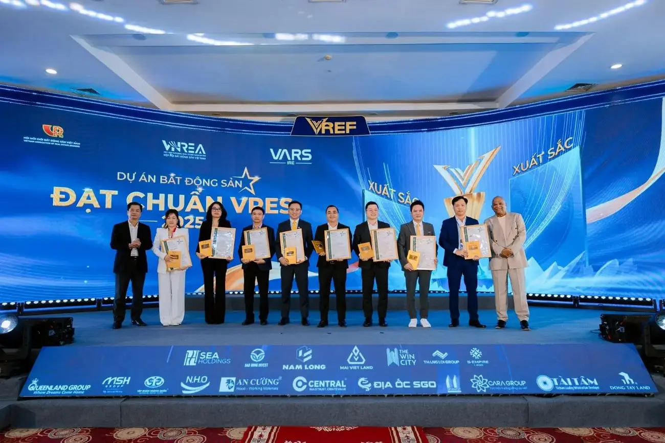 Đại diện Sun Property nhận chứng nhận VRES tại Diễn đàn Thị trường bất động sản Việt Nam 2026.