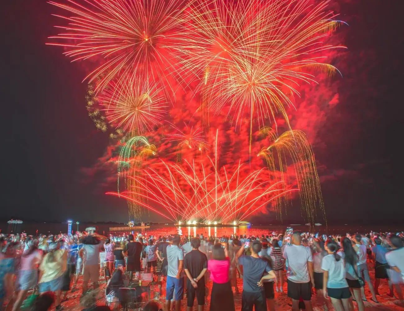 Du khách tham gia lễ hội pháo hoa tại quảng trường Sun Carnival, Bãi Cháy, trong quần thể Sun Elite City.