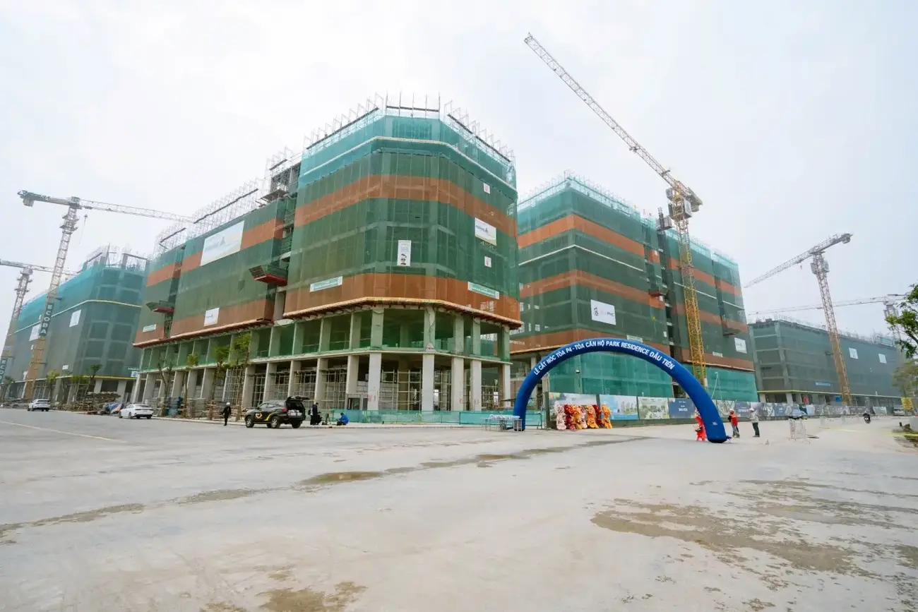 Lễ cất nóc tòa P4 – tòa căn hộ Park Residence đầu tiên thuộc khu đô thị Sun Urban City. Ảnh: Ánh Dương