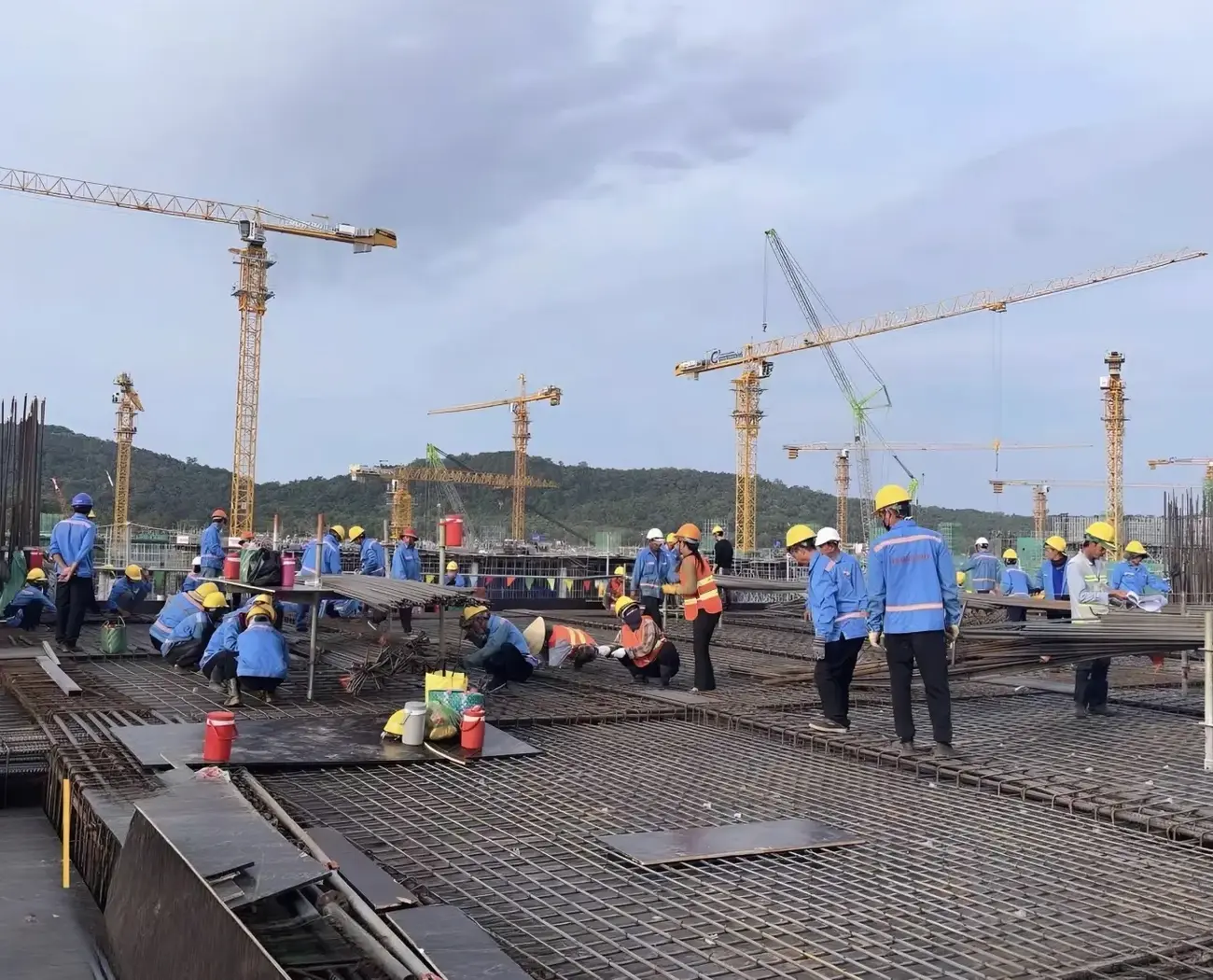 Công nhân làm việc tại công trường Trung tâm Hội nghị và Triển lãm APEC, ngày 14/2. Ảnh: Sun Group