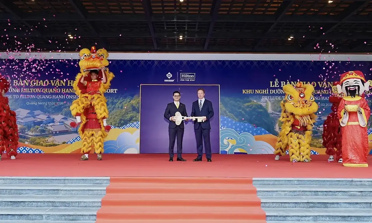 Đại diện Sun Group (bên trái) và Hilton (bên phải) trong nghi thức chuyển giao. Ảnh: Sun Group