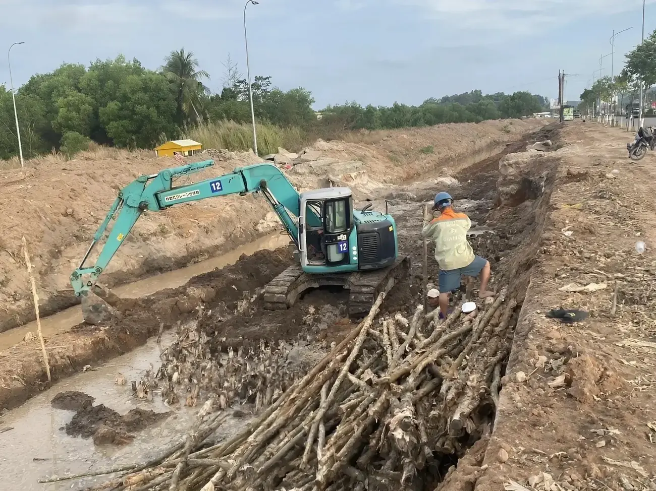 Thi công đào đắp nền đường tại tuyến ĐT.975 ngay sau Tết. Ảnh: Sun Group