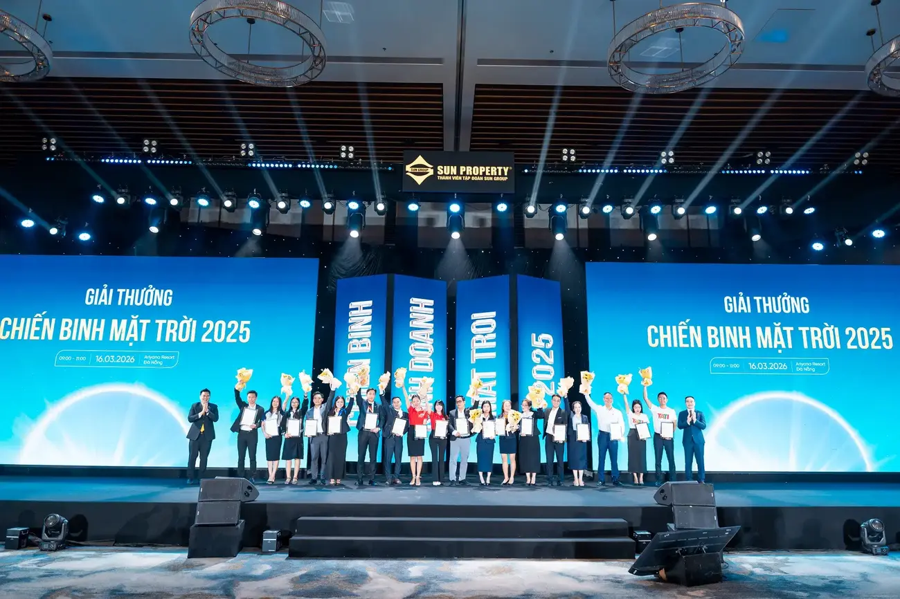 Các chiến binh Mặt trời và đại lý xuất sắc nhất năm 2025 được vinh danh tại lễ ra quân. Ảnh: Ánh Dương