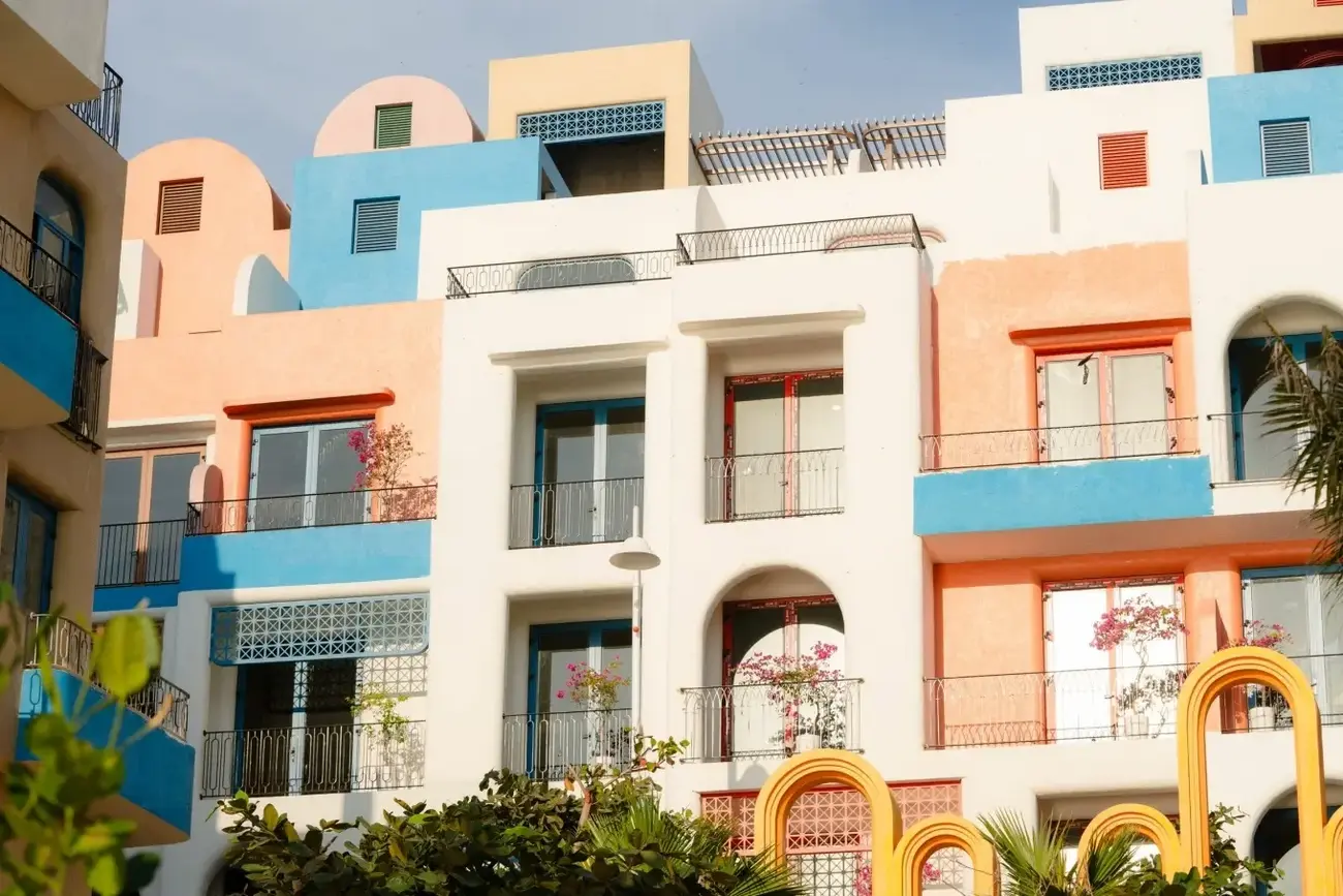 Các dãy nhà với gam màu pastel tại Santo Port mang đậm cảm hứng Santorini. Ảnh: Sun Group