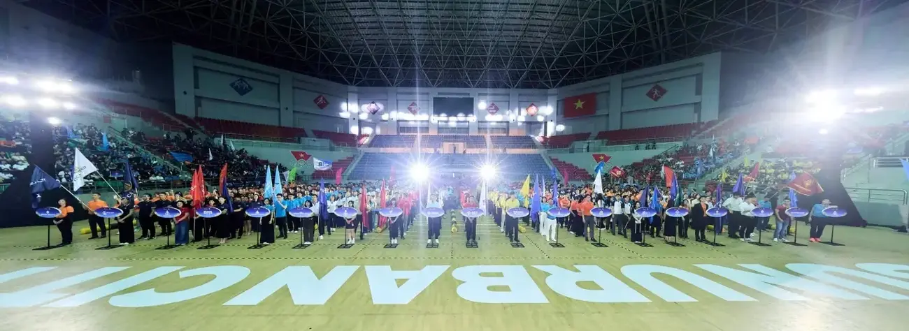 Các đội diễu hành trong lễ khai mạc Urban Champion Cup tại công viên Thể thao. Ảnh: Ánh Dương