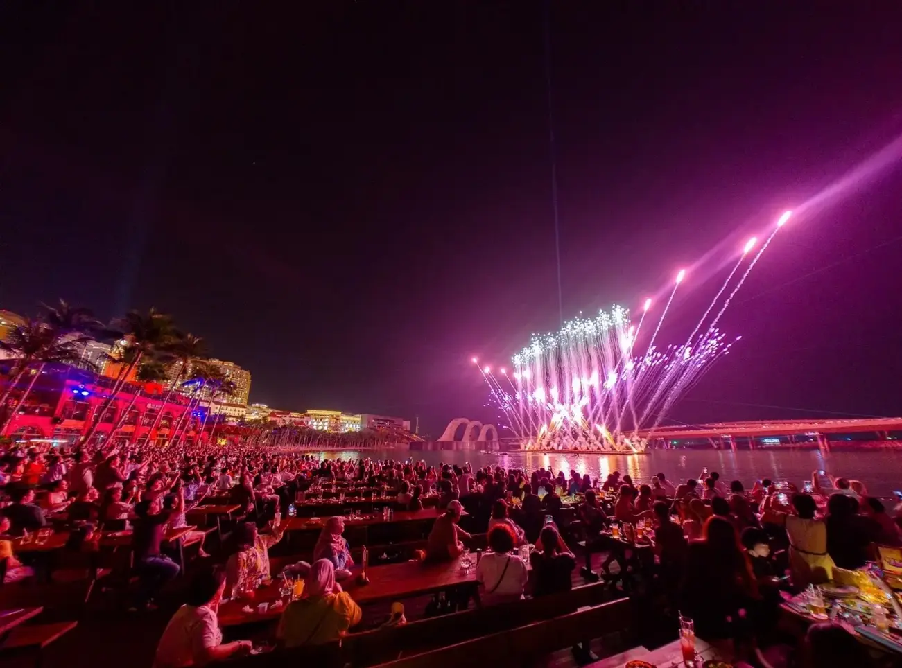 Các show diễn nghệ thuật tại Thị trấn Hoàng Hôn thu hút lượng lớn du khách mỗi tối. Ảnh: Ánh Dương