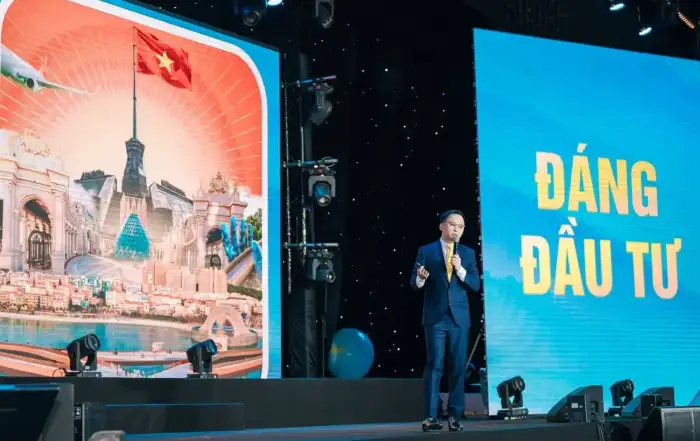 Đại diện Sun Property giới thiệu tòa tháp Thanh Long tại sự kiện. Ảnh: Ánh Dương