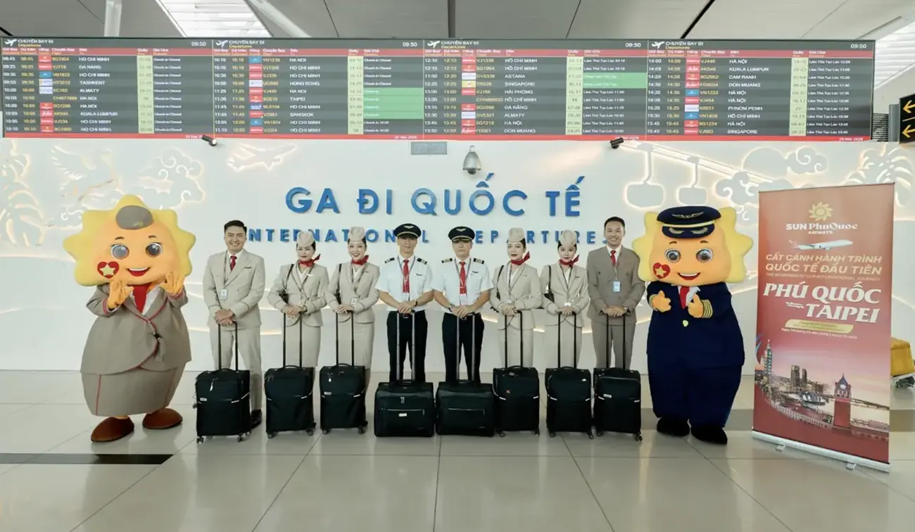 Đội ngũ tiếp viên hàng không và phi công của Sun PhuQuoc Airways chuẩn bị cho chuyến bay đầu tiên đến Đài Loan. Ảnh: Sun Group