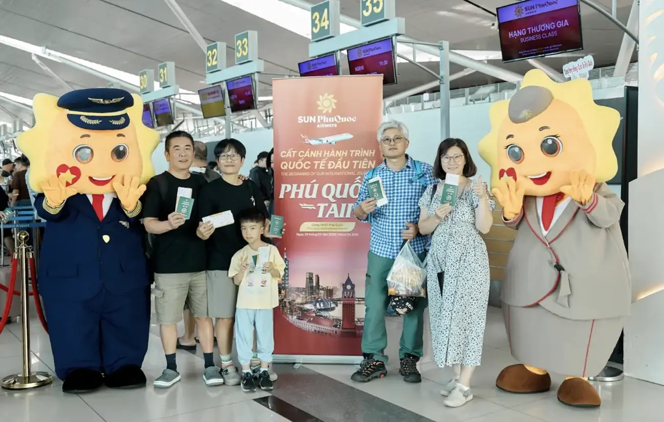 Du khách Đài Loan hào hứng check-in trước chuyến bay đầu tiên của Sun PhuQuoc Airways. Ảnh: Sun Group