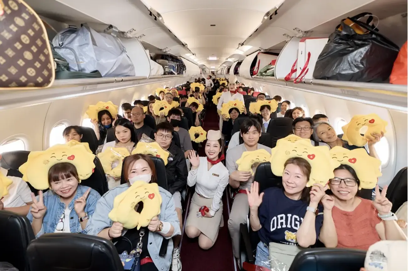 Hành khách trên chuyến bay đầu tiên của Sun PhuQuoc Airways với gối tựa đầu dễ thương. Ảnh: Sun Group