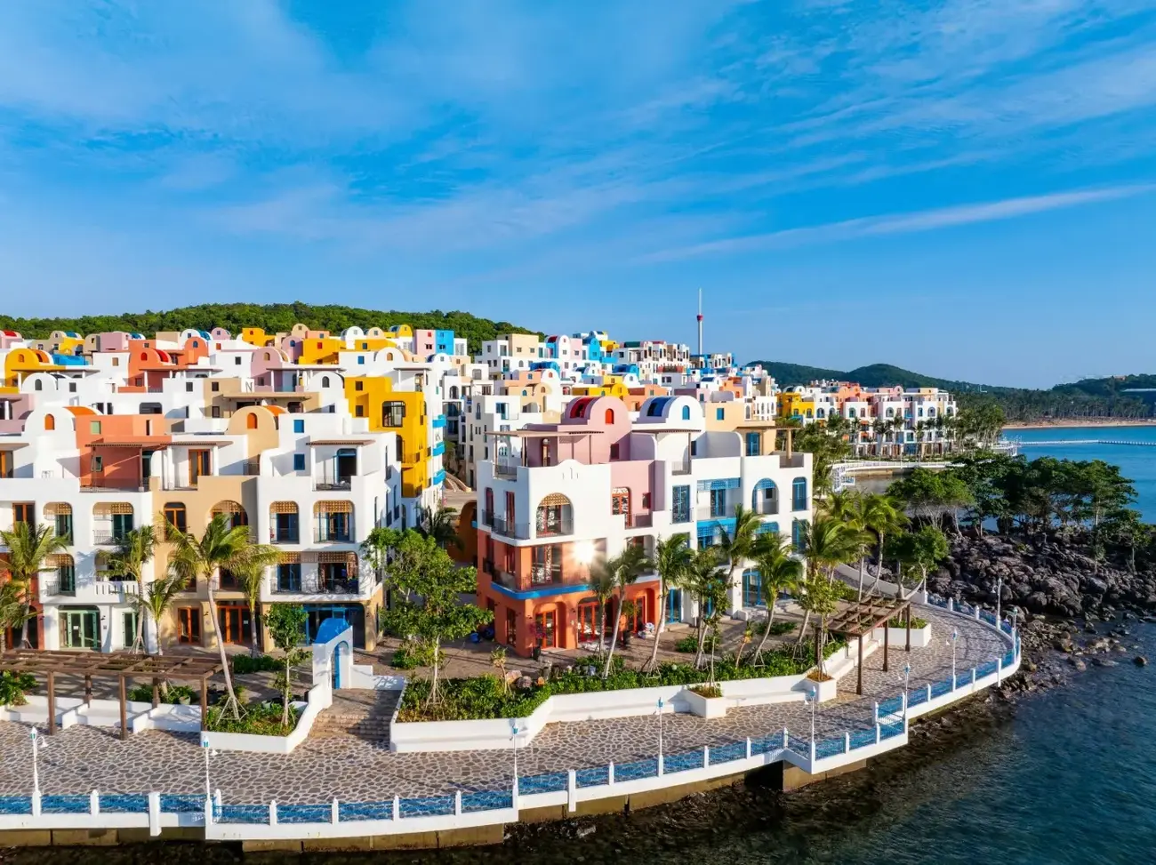 Khu phố Santo Port mang đậm cảm hứng từ Santorini, với các khối nhà màu sắc. Ảnh: Sun Group