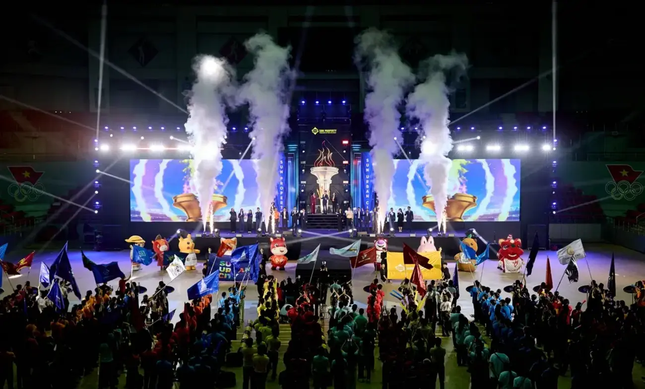 Nghi thức rước đuốc tại Urban Champion Cup, khởi động mùa kinh doanh mới của Sun Property. Ảnh: Ánh Dương