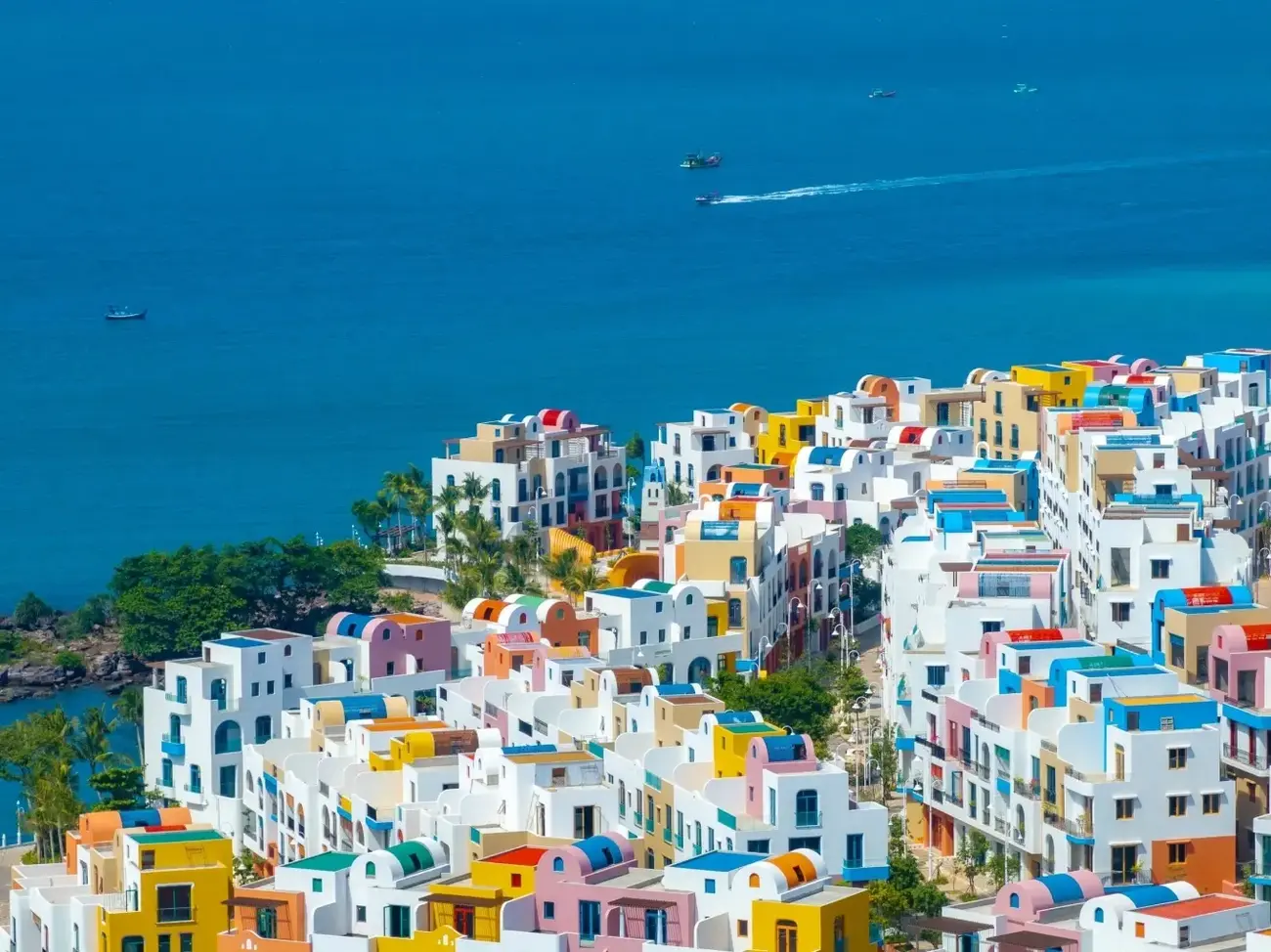 Toàn cảnh khu phố Santo Port, lấy cảm hứng từ Santorini với gam màu pastel rực rỡ. Ảnh: Sun Group